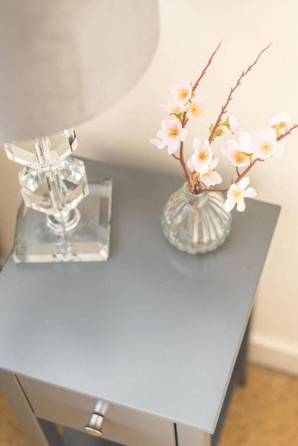 Elegant 2 Bedroom City Centre Apartment - Free Parking - Private Balcony EDI Exteriér fotografie