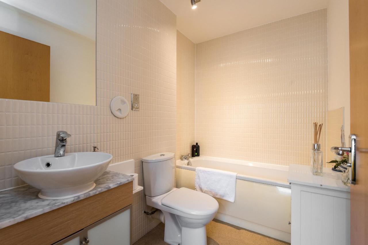 Elegant 2 Bedroom City Centre Apartment - Free Parking - Private Balcony EDI Exteriér fotografie